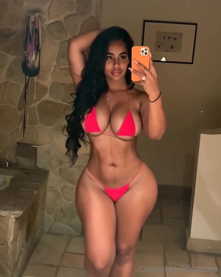 Ayisha Diaz Aka AyishaDiaz Nude Shows Off Her Sexy Body